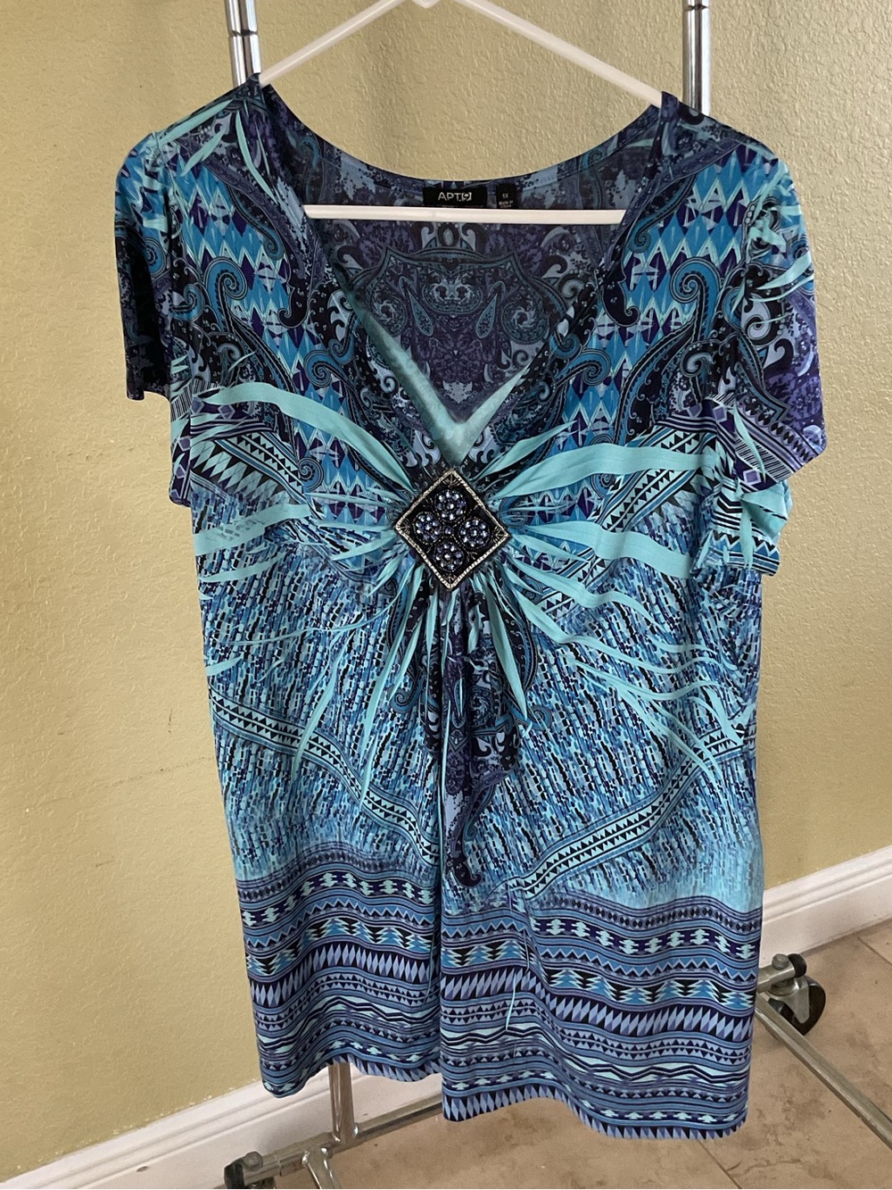 Apt. 9 Turquoise and Navy V-Neck Short Sleeve Top with Jeweled Accent